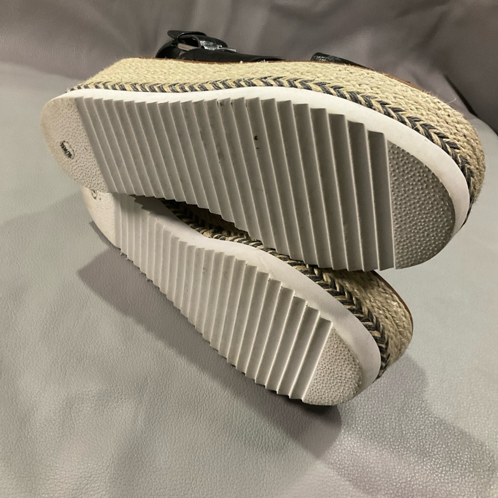 Vince Camuto Black Croc-Pattern Sandals - Picture 4 of 6